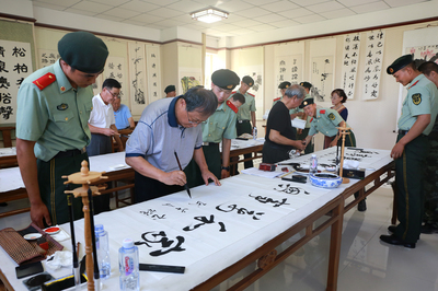 銀霞映照擁軍心，翰墨寄寓魚水情——寧夏老干部活動中心送書法進軍營活動紀實